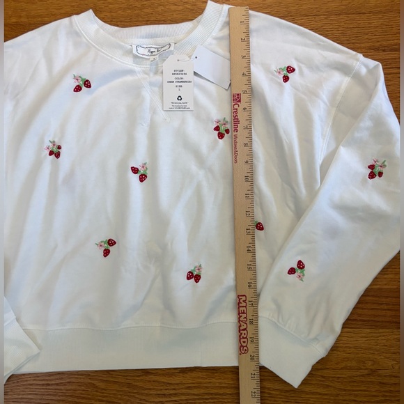 Hippie Rose Sweatshirt Women’s Large White Strawberries Cropped Casualwear New - Picture 5 of 7